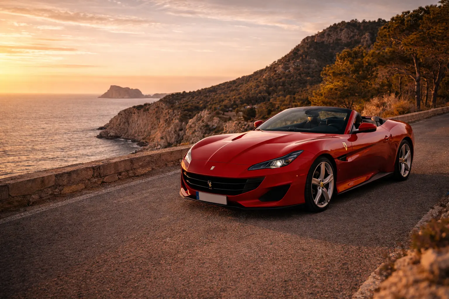 Le migliori strade per guidare l'auto sportiva di Ibiza - Ferrari Portofino sulla strada della costa nord-occidentale golden hour