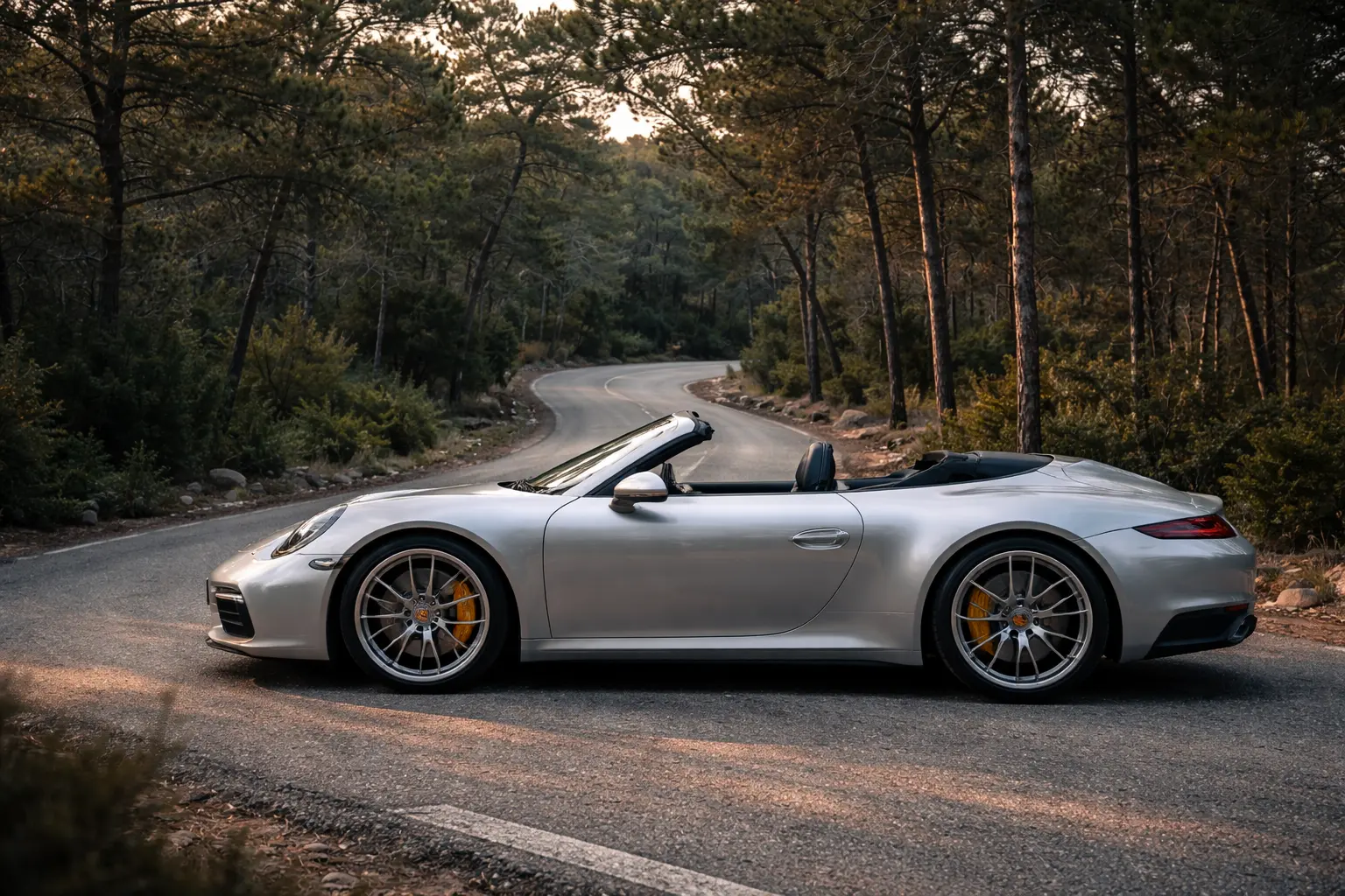 Le migliori strade Ibiza auto sportive - Porsche 911 su strada di montagna a nord di Ibiza